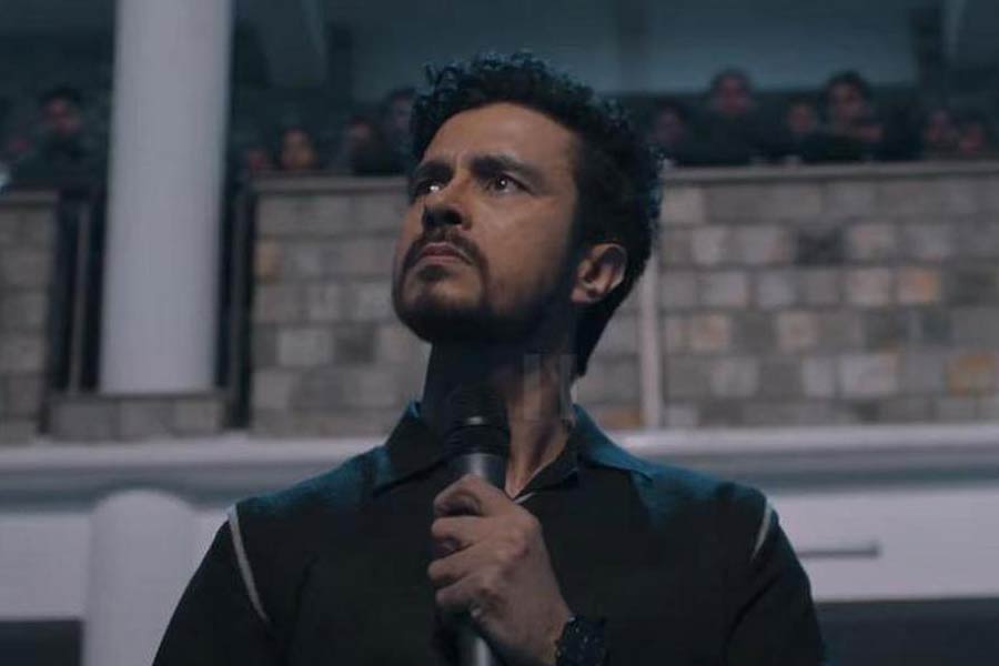 প্রায় ৩০ বছর আগে কাশ্মীর থেকে হিন্দু পণ্ডিতদের তাড়িয়ে দেওয়া হয়েছিল বলে অভিযোগ। ধর্ম ও সম্মান রক্ষার্থে ঘরছাড়া সেই পণ্ডিতরা আর কখনও আদি বাসস্থানে ফিরে যেতে পারেননি। দূর থেকেই দেখে যেতে হয়েছে জন্মভূমি ভূস্বর্গ। 