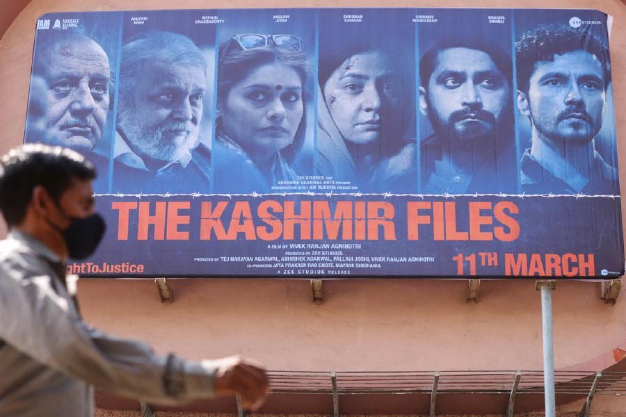 মুক্তির সঙ্গে সঙ্গে ‘দ্য কাশ্মীর ফাইল্‌স’-কে করমুক্ত ঘোষণা করা হয় বেশ কিছু বিজেপি শাসিত রাজ্যে। এমনকি কোথাও কোথাও বিজেপি নেতারা সদলবলে সিনেমা হলে গিয়ে এই ছবি দেখে আসেন। স্বয়ং প্রধানমন্ত্রী পর্যন্ত প্রশংসায় ভরিয়ে দেন ‘কাশ্মীর ফাইল্‌স’-কে। 