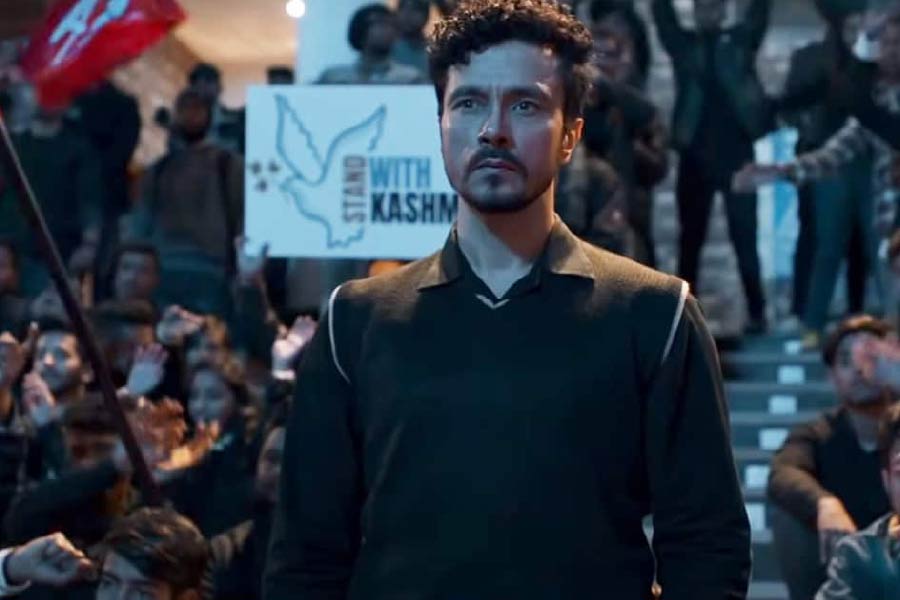 অন্য দিকে, ‘কাশ্মীর ফাইল্‌স’-কে হাতিয়ার করে শাসকদলকে একহাত নেন বিরোধীরা। এই ছবিকে ‘রাজনৈতিক উদ্দেশ্যপ্রণোদিত’ এবং ‘ইতিহাসের বিকৃতি’ আখ্যা দিয়ে তা বয়কটের ডাক দেন কেউ কেউ। দেশ জুড়ে যেন বিতর্কের ঝড় ওঠে। 