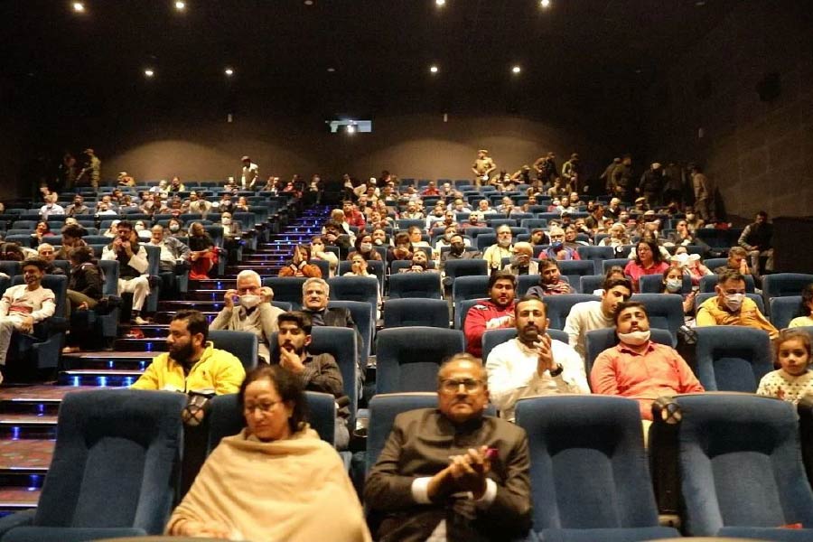 মূলত বিতর্কের কারণেই ছবিটি বার বার দেখতে গিয়েছেন মানুষ। হল উপচে পড়েছে শুধু মাত্র এটা জানার জন্য, কী নিয়ে এত বিতর্ক। 