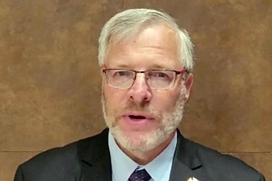 লাপিডের মন্তব্যের সমালোচনা করেন ইজরায়েলি রাষ্ট্রদূত নায়োর গিলনও। তিনি টুইট করে ভারতের কাছে ক্ষমা চান। লাপিডের উদ্দেশে লেখেন, ‘‘আপনার লজ্জা হওয়া উচিত। ইজ়রায়েল নিয়ে আপনার যা নেতিবাচক মনোভাব রয়েছে বলুন না মন খুলে। কিন্তু অন্য দেশকে নিয়ে এ রকম নেতিবাচক মনোভাব প্রকাশ করবেন না।’’