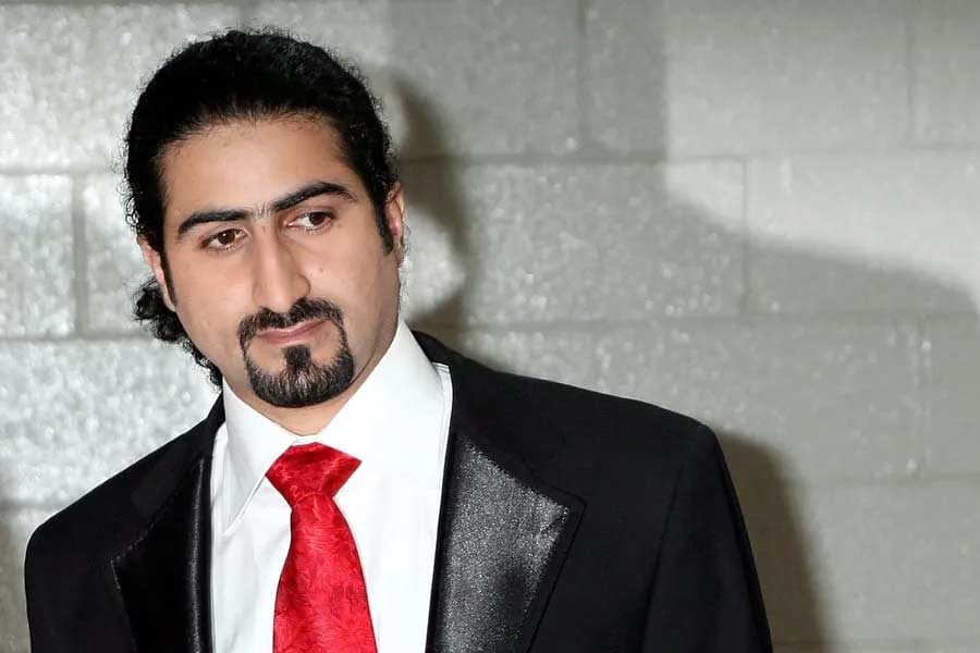 যদিও তার আগে বাবার সঙ্গে থাকতে থাকতে অনেক নৃশংসতাই দেখেছিলেন ওমর। তাঁর গোটা ছোটবেলাটাই কেটেছিল নানা জায়গায় ঘুরে ঘুরে। বাবার জন্য কোনও এক জায়গায় থিতু হওয়া কপালে ছিল না তাঁর।