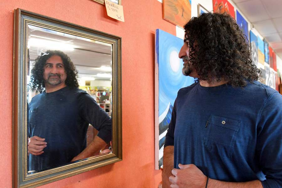 বাবার নামের সঙ্গে তাঁর নাম জুড়ে গিয়েছিল। অনেক কথা শুনতে হয়েছে তাঁকে। যার জেরে মানসিক অবসাদের শিকার হয়েছিলেন ওমর। এখনও তার জন্য নিয়মিত ওষুধ খেতে হয় তাঁকে।