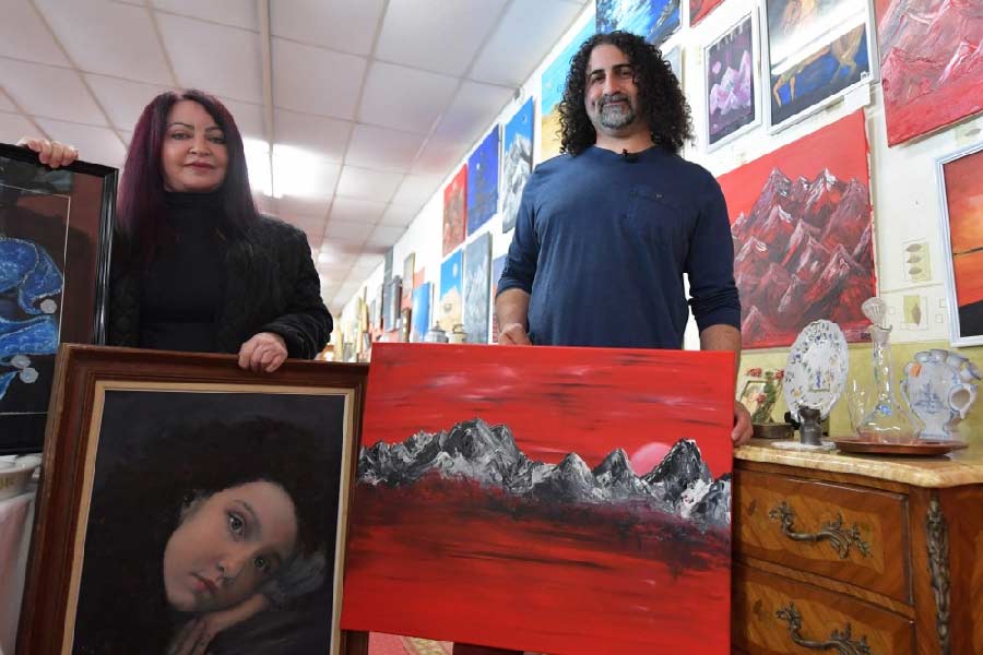 ছোটবেলায় একে ৪৭ চালানো হাতে পরে তুলি ধরেছিলেন ওমর। এখন তিনি নামী শিল্পী। আন্তর্জাতিক শিল্পী তাঁর হাতে আঁকা এক একটি ছবি ৮৫০০ পাউন্ডেও বিকোয়।