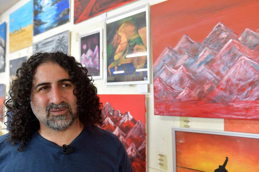 ওমর সাক্ষাৎকারে বলেছেন, ‘‘আমার প্রিয় আঁকার বিষয় হল পাহাড়। পাহাড় দেখলেই কেন জানি না আমি নিরাপদ বোধ করি। যেন মনে হয় আমাকে কেউ ছুঁতে পারবে না। তাই পাহাড় আঁকতেও ভালবাসি।’’