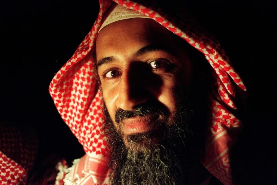 চোখের সামনে এই দৃশ্য দেখেছিলেন ওমর। তাঁর পোষা কুকুরটির নাম ছিল ববি। তাঁকে এ ভাবে মেরে ফেলতে দেখে আর নিজেকে সামলাতে পারেননি তিনি। 