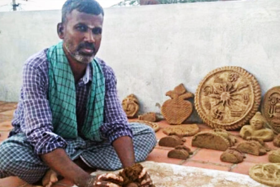 সব সময় অন্য রকম কিছু করার কথা ভাবতেন পি গণেশন। তাই অন্যদের মতো সাধারণ কৃষিকাজ না করে জৈব চাষের প্রশিক্ষণ নিয়েছিলেন প্রৌঢ়। ওই ভাবে চাষাবাদ করতে করতে চলে গেলেন আর এক পেশায়! তার পর থেকে জৈব সার দিয়ে গয়না বানানো শুরু করেন গণেশন।