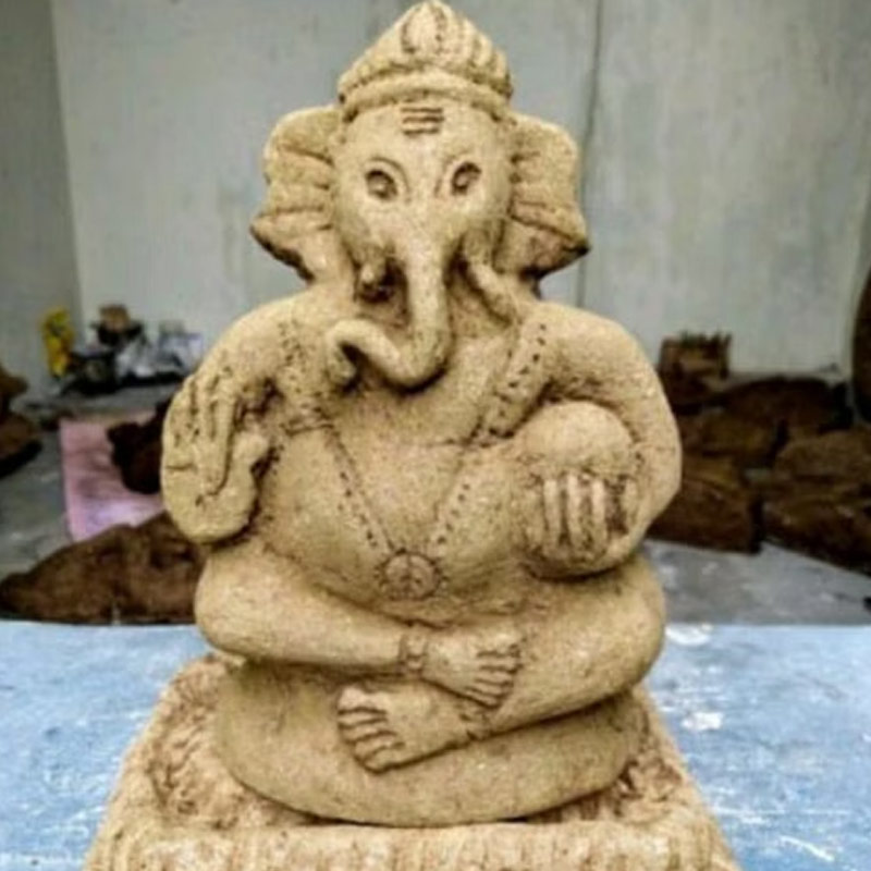 প্রথমে গোবর দিয়ে গণেশের মূর্তি তৈরি দিয়ে শুরু। বর্তমানে দেড়শো রকম জিনিস বানান গণেশন। কাঁচামাল বলতে কেবল গোমূত্র আর গোবর। আর কিচ্ছু না!