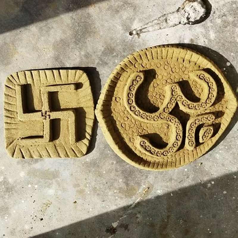 গোবর আর গোমূত্র দিয়ে কী বানান না গণেশন! দেবদেবীর মূর্তি, অলঙ্কার, ঘর সাজানোর নানা রকম জিনিস— সব কিছু।