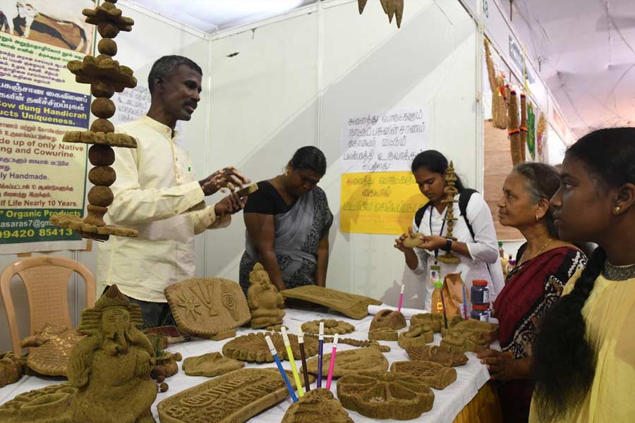 কৃষক থেকে শিল্পী হওয়া গণেশন জানান, তাঁর তৈরি পণ্য কিনতে এখন বড় ব্যবসায়ীরাও আসেন। তিনি বলেন, ‘‘আমি নিজের হাতেই কারুকাজ করি। কোনও যন্ত্রপাতি বা ছাঁচ ব্যবহার করি না। গোবর এবং গোমূত্র ছাড়া অন্য কোনও উপাদান যোগ করি না। আমার তৈরি সব পণ্য ১০০ শতাংশ প্রাকৃতিক এবং পরিবেশবান্ধব।’’