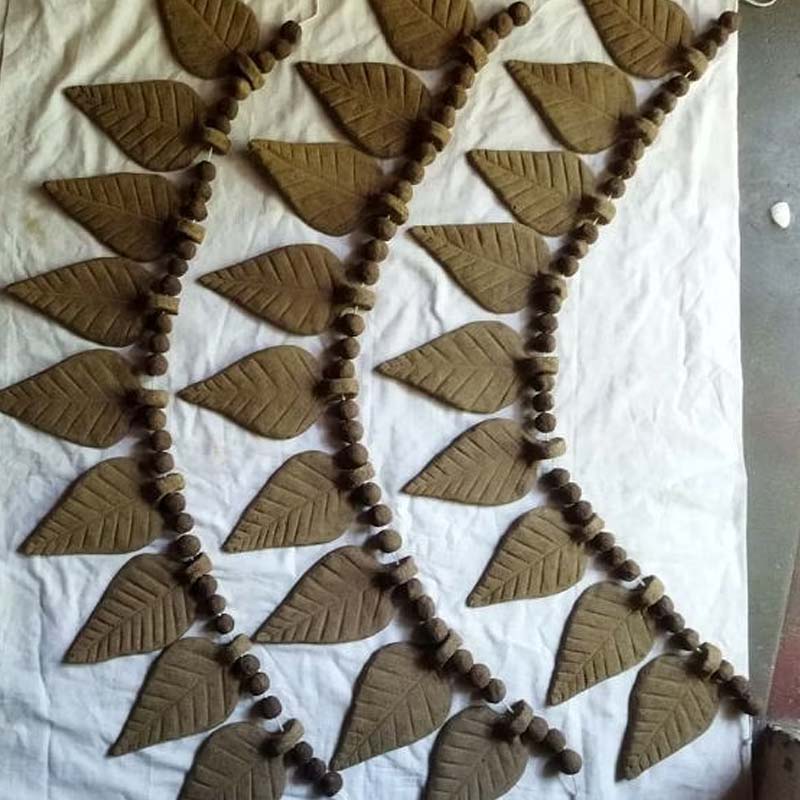 এখন গোবর দিয়ে কুমকুমের বাক্স, মশলাপাতি রাখার জিনিস, কলমদানি, নানা দেবদেবীর মূর্তি তৈরি করেন গণেশন। 