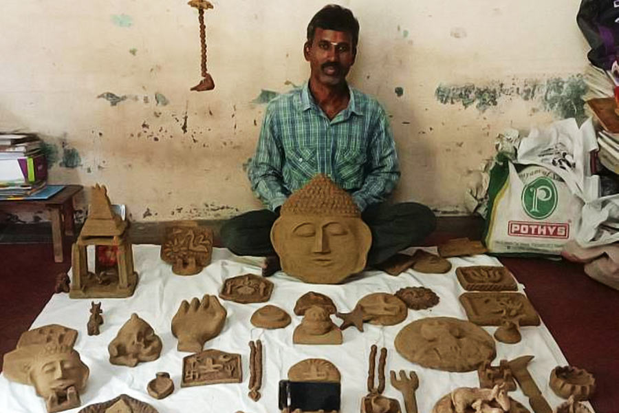 এখনও পর্যন্ত নিজের সেরা কাজ বলতে ৬ ফুটের বৌদ্ধমূর্তি তৈরির কথা বলেন গণেশন। পুরো কাজটা করেছেন ৩০ কেজি গোবর দিয়ে।