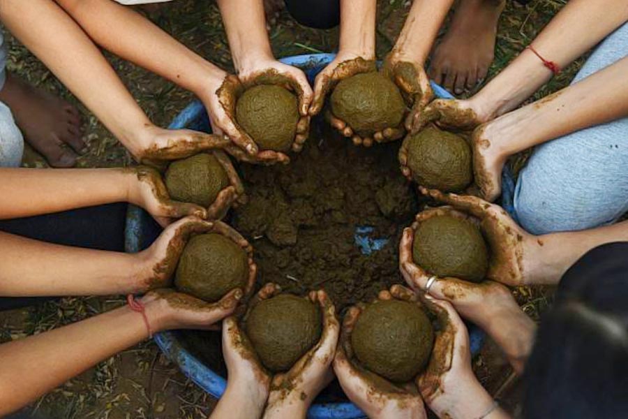 এলাকায় তো বটেই, এখন গণেশনের তৈরি জিনিস বাইরেও বিক্রি হচ্ছে। ক্রমশ ব্যবসারও শ্রীবৃদ্ধি ঘটছে। তাই সামাল দেওয়ার জন্য কর্মী নেওয়ার কথা ভাবছেন তিনি।