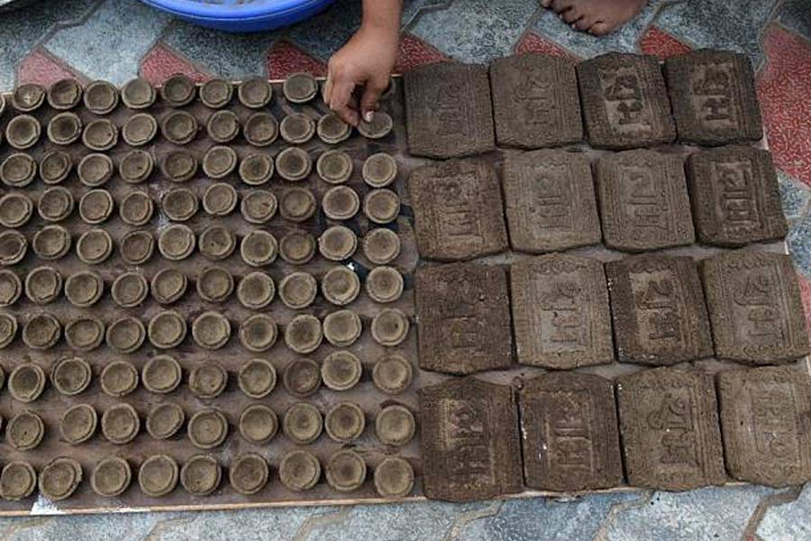 গণেশনের তৈরি জিনিসের দাম শুরু হয় ৫ টাকা থেকে। সবচেয়ে দামি জিনিস বিক্রি করেন ৩ হাজার টাকায়।