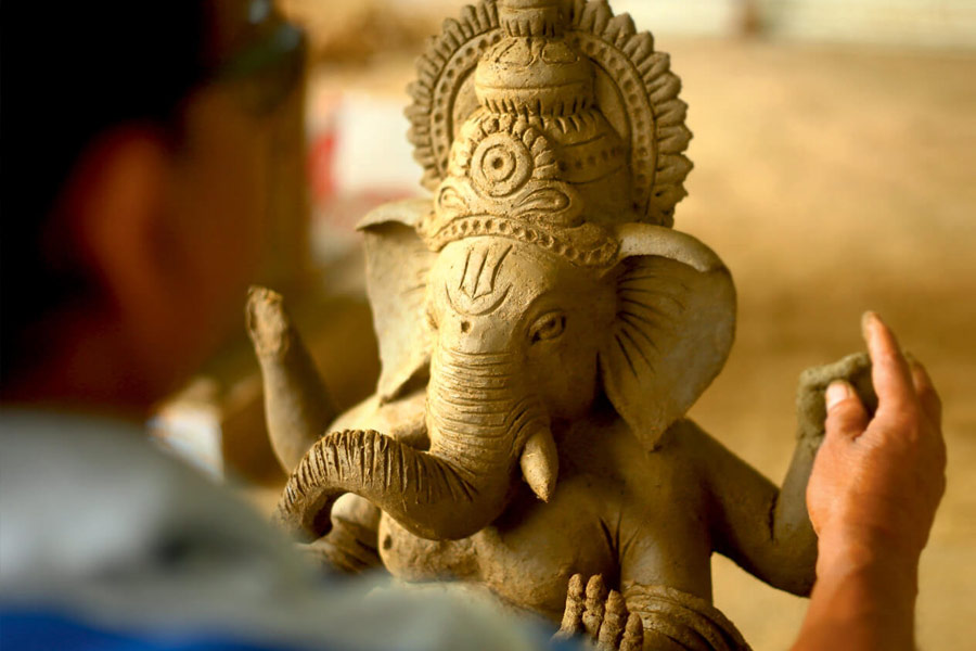 এখন গণেশন ভাবছেন কী ভাবে ব্যবসা বাড়ানো যায়। ব্যবসা তো কোনও দিন করেননি। তাই এখনও দরদাম ইত্যাদি ঠিকঠাক আয়ত্ত করতে পারেননি বলে মনে করেন তিনি। তবে ব্যবসার চেয়ে একে শিল্প হিসাবে দেখতেই বেশি পছন্দ করেন এই প্রৌঢ়।