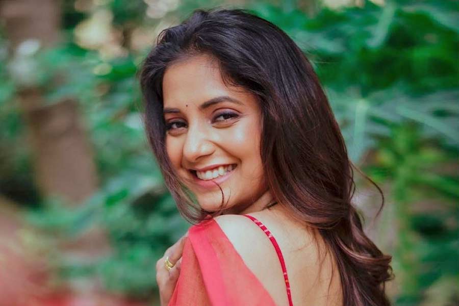 রুতুরাজ গায়কোয়াড়। বিজয় হাজারে ট্রফির কোয়ার্টার ফাইনালে উত্তরপ্রদেশের বিরুদ্ধে এক ওভারে ৭টা ছক্কা মেরে রেকর্ড করে রাতারাতি শিরোনামে। ১৫৯ বলে ২২০ রান করেছিলেন মহারাষ্ট্রের এই যুবক।