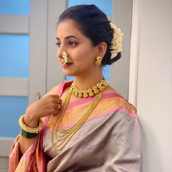 বেশ কয়েকটি সংবাদমাধ্যমে প্রকাশিত হয়েছে রুতুরাজের সেই ‘প্রেমিকা’র নাম। দাবি করা হয়েছে, যে মরাঠি অভিনেত্রীকে নিয়ে গুঞ্জন চলছে, তিনি সয়ালি সঞ্জীব।