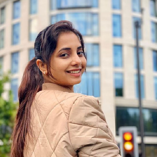 ১৯৯৩ সালে মহারাষ্ট্রের ধুলেতে জন্ম সয়ালির। নাসিক কলেজ থেকে কলা বিভাগে স্নাতক হয়েছেন। সয়ালির বাবা নাসিকের মহকুমাশাসক।