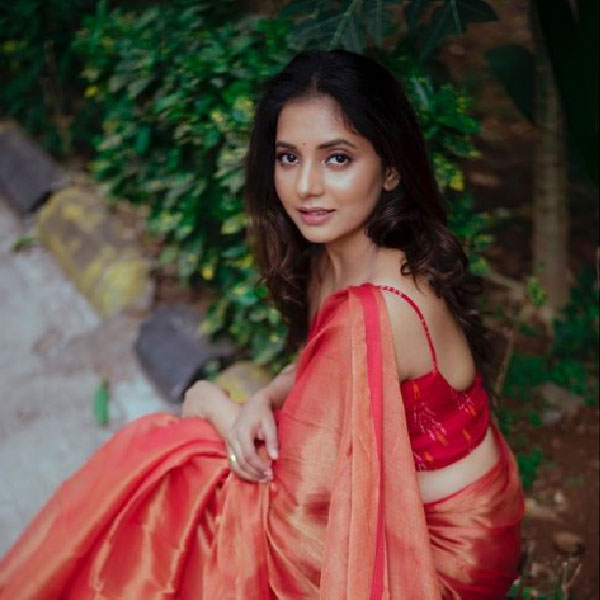 ছাত্রাবস্থা থেকেই নানা সাংস্কৃতিক এবং সামাজিক অনুষ্ঠানের সঙ্গে সক্রিয় ভাবে যুক্ত সয়ালি।