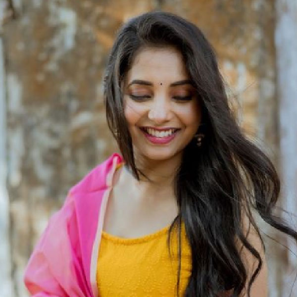 সাংস্কৃতিক অনুষ্ঠানে জড়িতে থাকার সুবাদে মডেলিংয়ের প্রস্তাব আসে তাঁর কাছে। সেই সুযোগকে কাজে লাগিয়ে বেশ কয়েকটি ফ্যাশন শোতেও অংশ নেন তিনি।