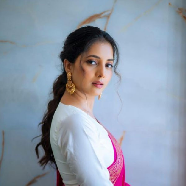 ধীরে ধীরে মডেলিংকেই পেশা হিসাবে বেছে নেন সয়ালি। বেশ কয়েকটি নামী ব্র্যান্ডের হয়ে বিজ্ঞাপনও করেন তিনি।