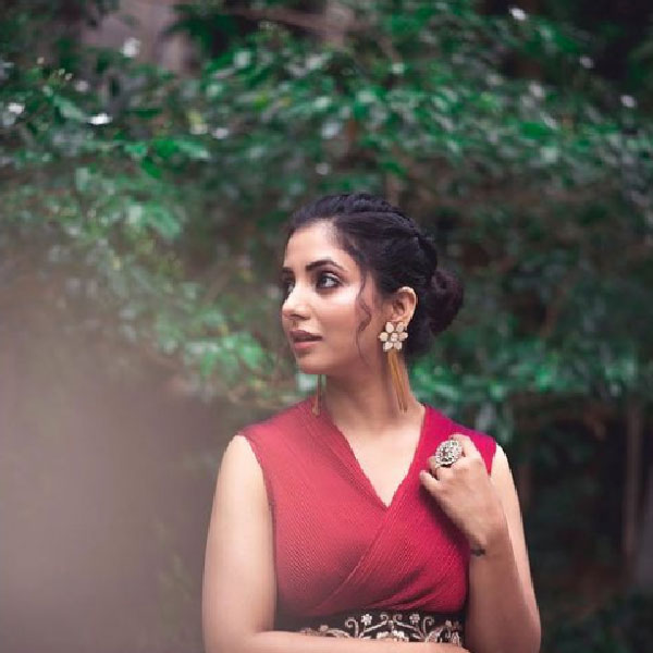 মডেলিংয়ের পেশায় থাকাকালীন ২০১৬ সালে টেলি সিরিয়ালে অভিনয়ের সুযোগ পান। ‘কাঁহে দিয়া পরদেশ’ নামে মরাঠি সিরিয়ালের মাধ্যমে অভিনয়ে আত্মপ্রকাশ করেন সয়ালি।