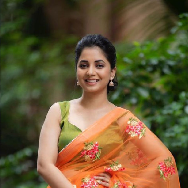 ২০২০ সালে একটি মিউজ়িক ভিডিয়োতেও ঋষি সাক্সেনার সঙ্গে অভিনয় করেছেন সয়ালি।