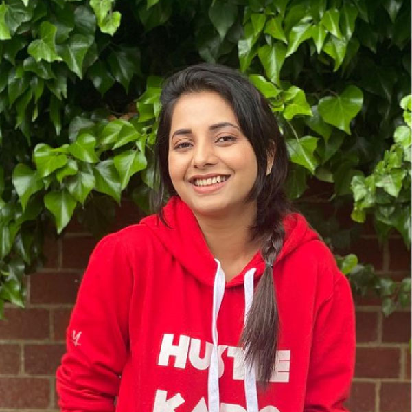 অভিনয়ের পাশাপাশি গান এবং রাজনীতির সঙ্গেও জড়িত সয়ালি। ২০২০ সালে মহারাষ্ট্র নবনির্মাণ সেনা (এমএনএস) সয়ালিকে চিত্রপট কর্মচারী সেনার সহ সভাপতির দায়িত্ব দিয়েছে।