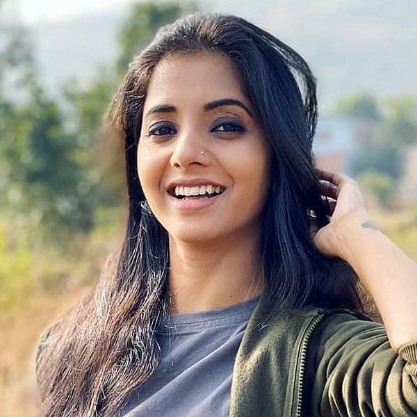 মরাঠি ছাড়াও তামিল, হিন্দি ভাষাতেও অভিনয় করেছেন সয়ালি। ‘ইউ ইন মাই ড্রিম’ নামে একটি শর্ট ফিল্মের পরিচালনার কাজ করেছেন তিনি।