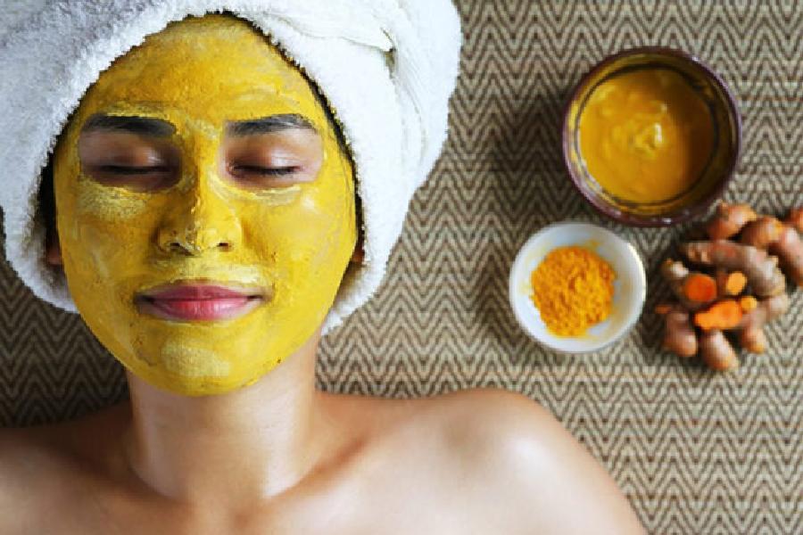 সূর্যের ক্ষতিকারক ইউভি রশ্মি থেকেও ত্বকের ক্ষতি হয়। 