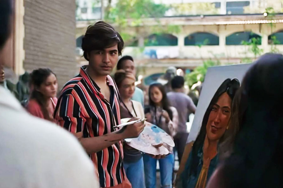 ‘ধারাভি ব্যাঙ্ক’ ওয়েব সিরিজ়ের একটি দৃশ্যে শোয়েব।