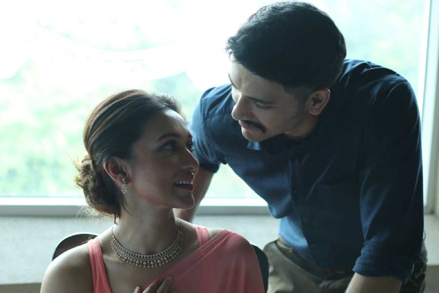 ‘খেলা যখন’ ছবি মিমি এবং অর্জুন।