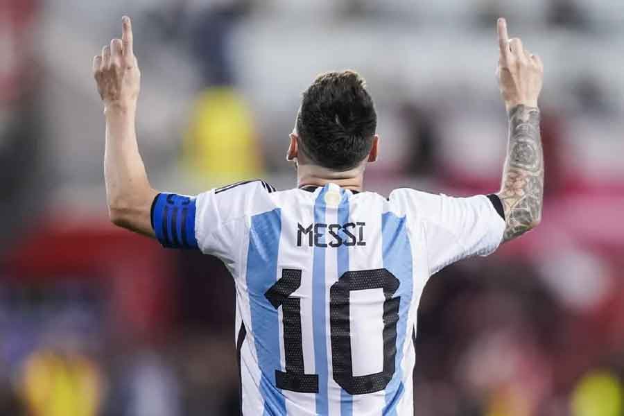 কিন্তু মেসি কেন ১০ নম্বর জার্সিকেই বেছে নিলেন? তাঁরও কি কোনও অনুপ্রেরণা ছিল? আসলে মেসি ১০ নম্বর জার্সি পরে খেলা শুরুই করেননি।