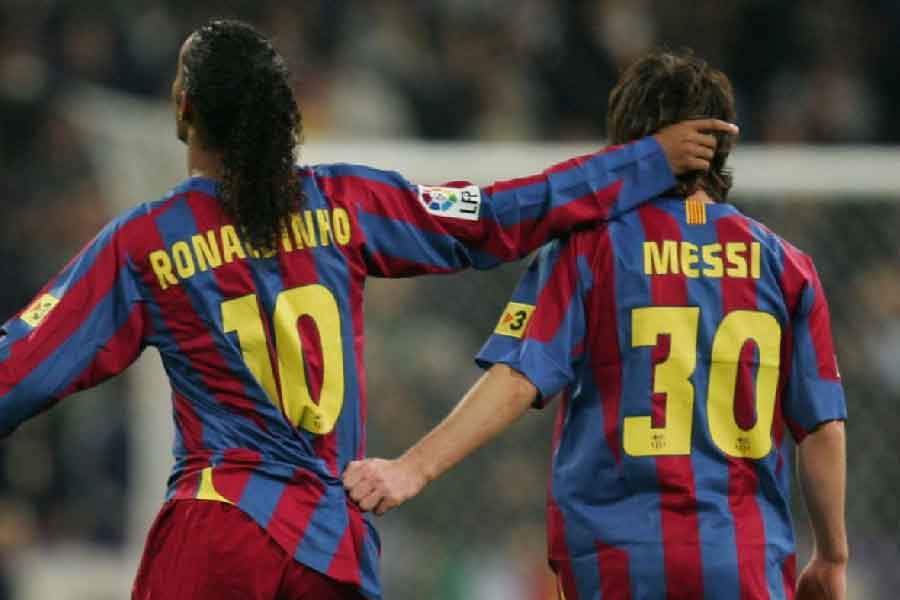 যখন তিনি বার্সেলোনার হয়ে প্রথম দলে খেলতে শুরু করেন, তখন তাঁর জার্সির নম্বর ছিল ৩০। এর কয়েক বছর পর যখন রোনাল্ডিনহো দল ছাড়েন তখন তাঁকে ১০ নম্বর জার্সি দেওয়া হয়। রোনাল্ডিনহোর মতোই দলের অন্যতম স্তম্ভ মেনে নিয়ে তাঁকে ওই জার্সি দেওয়া হয়েছিল।