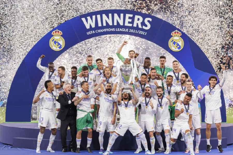 প্রতি বছর দলের উন্নতির জন্য এক জন সেরা খেলোয়াড় বাছাই করতেন পেরেজ। এই দল এবং এই খেলোয়াড়দের নাম দেওয়া হয়েছিল ‘গ্যালাক্টিকোস’।