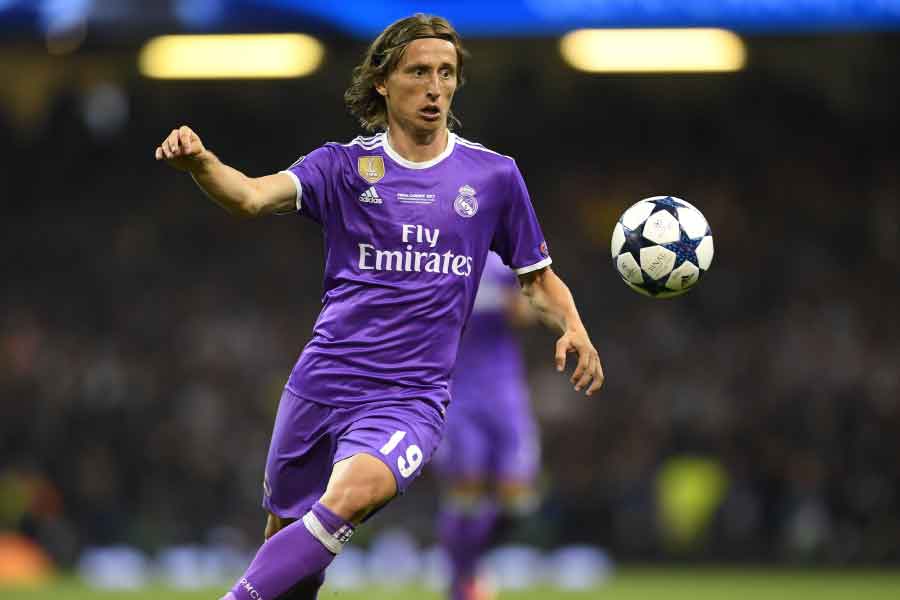 পরে আবার এই ধারণাকে ভ্রান্ত করে দেন ক্রোয়েশিয়ার লুকা মডরিচ। বহু বছর ধরে ১৯ নম্বর জার্সি পরে খেলার পর তিনি ১০ নম্বর জার্সি গায়ে চাপান। এর পর তিনি রিয়াল মাদ্রিদের অন্যতম গুরুত্বপূর্ণ ফুটবলার হয়ে ওঠেন। এর এক বছর পরে তিনি বিশ্বের সেরা খেলোয়াড় হিসাবে ‘বালঁ দ্যর’ জিতেছিলেন।