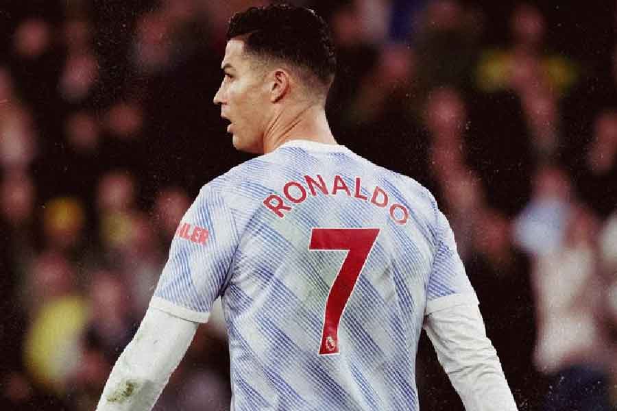 পর্তুগালের রোনাল্ডো মাঠে নামেন ৭ নম্বর জার্সি গায়ে চাপিয়ে। তাঁর মতো যদি আরও কেউ এই জার্সি পরে বিখ্যাত হন, তা হলে ৭ নম্বর জার্সিও সেরা জার্সি হিসাবে ভবিষ্যতে গণ্য হতে পারে।