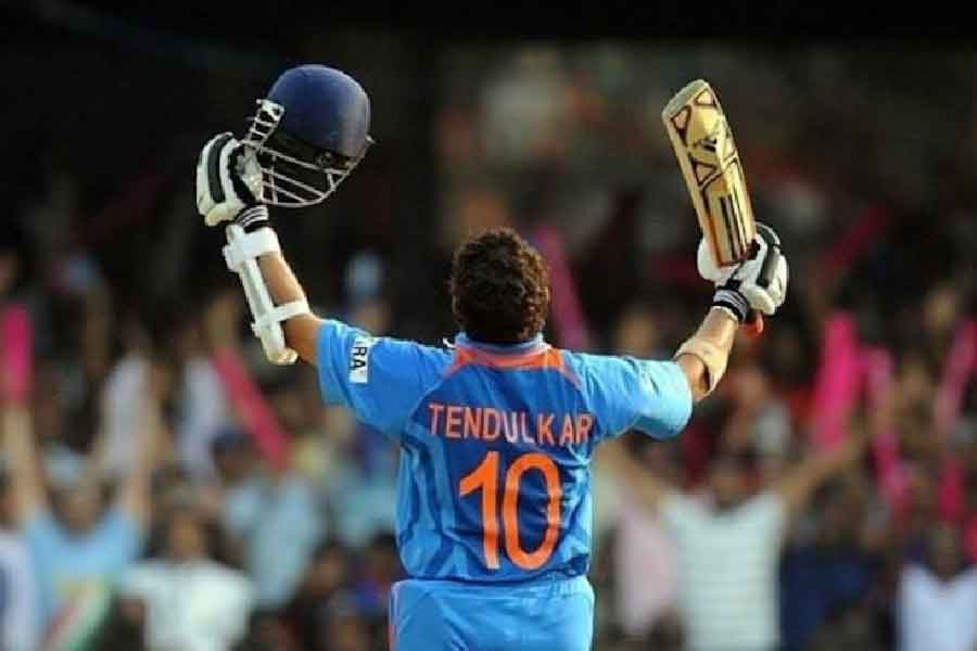 শুধু ফুটবল নয়, ক্রিকেটের সেরাদের গায়েও উঠেছে এই সংখ্যার জার্সি। তাঁর অন্যতম উদাহরণ শচীন তেন্ডুলকার। এ ছাড়াও পাকিস্তানের শহিদ আফ্রিদি এবং দক্ষি‌ণ আফ্রিকার অ্যালান ডোনাল্ডের মতো খেলোয়াড়ও মাঠে নেমেছেন ১০ নম্বর জার্সি পরে।