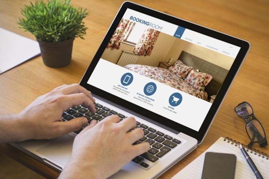 হোটেলের ওয়েবসাইটের ‘ডোমেন নেম’ অর্থাৎ লিঙ্কটি ভাল করে খুঁটিয়ে দেখতে হবে। হোটেলের নামের সঙ্গে সঙ্গতি আছে কি না, যাচাই করতে হবে। 