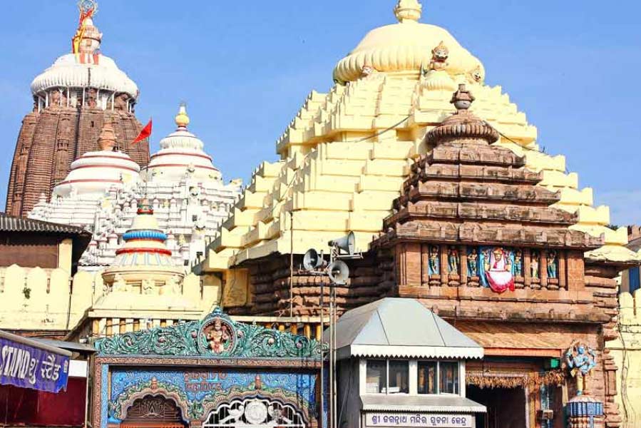 ‘শিপিং’ বা ‘রিটার্ন পলিসি’ জাতীয় তথ্য ভাল করে পড়ুন। কী কী ‘পেমেন্ট অপশন’ আছে, তা ভাল করে দেখে নিন। 