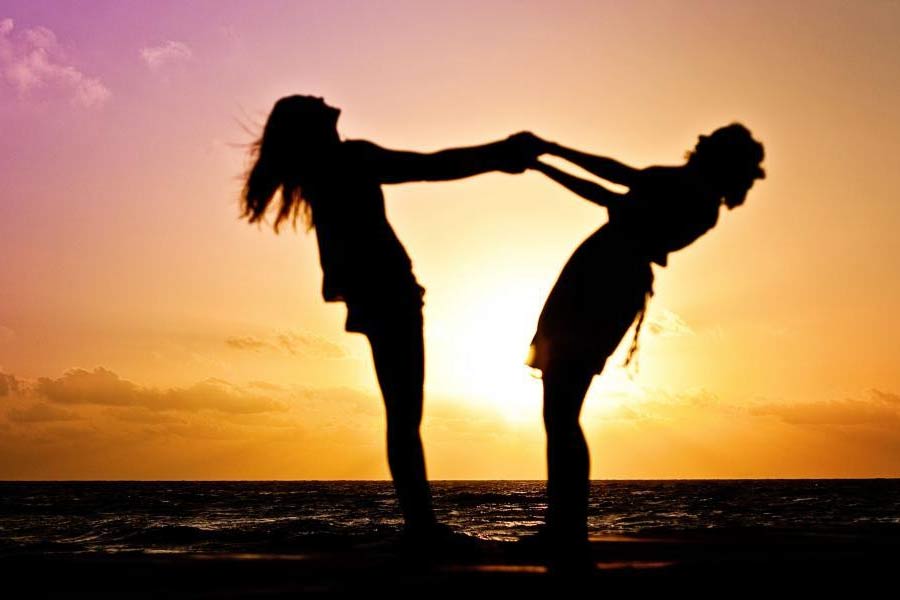 পুলিশ সূত্রে খবর, অভিযুক্ত পায়েল এবং তাঁর প্রেমিক অজয় ঠাকুর মৃত তরুণীর সঙ্গে বন্ধুত্ব করেন। পুলিশ সূত্রে খবর, মৃতার এবং পায়েলের মধ্যে শারীরিক গঠনে অনেক মিল থাকার কারণেই তাঁর সঙ্গে বন্ধুত্ব পাতান অভিযুক্ত এবং তাঁর প্রেমিক। এই বন্ধুত্ব ছিল এক বৃহৎ ষড়যন্ত্রের অঙ্গ।