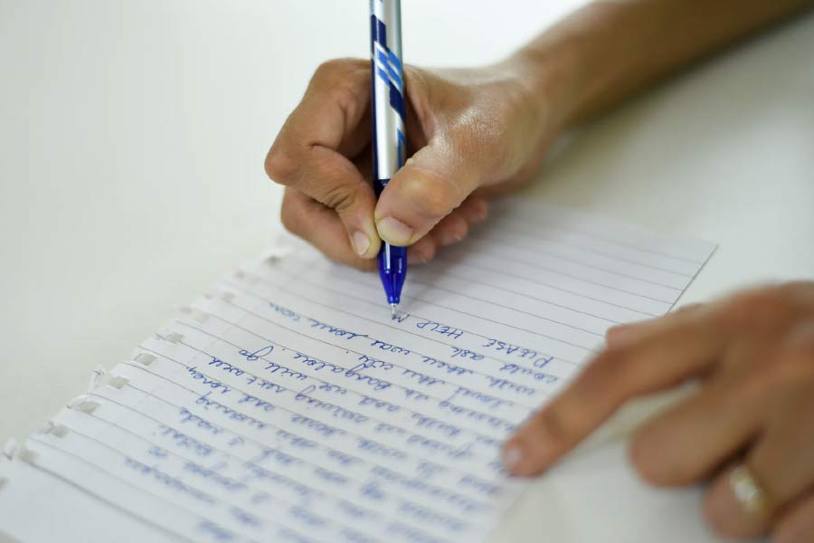 খুনকে আত্মহত্যার রূপ দিতে ওই সুইসাইড লিখে যান পায়েল। দেহ উদ্ধারের পর সুইসাইড নোটের লেখা অনুযায়ী, তরুণীর দেহ পায়েলের মনে করে তা পায়েলের পরিবারের হাতে তুলে দেওয়া হয়।