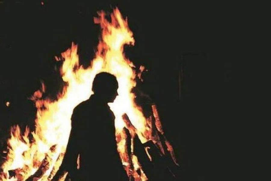 পরে পরিবারের তরফে কোনও প্রশ্ন না করেই সেই লাশ দাহ করে দেওয়া হয়। মুখ চেনা না গেলেও চেহারায় সাদৃশ্য থাকার কারণে তাঁরা মেনে নিয়েছিলেন এই দেহ পায়েলরই।