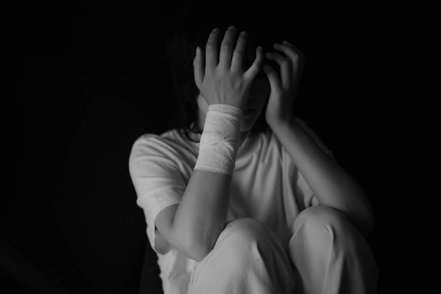 তবে যাকে নিয়ে এত তরজা, দীর্ঘ দিন সেই নাবালিকার দিন কাটছে হাসপাতালের বিছানায় শুয়ে। শাল গায়ে দিয়ে শূন্য দৃষ্টিতে সিলিংয়ের দিকে তাকিয়ে সে অপেক্ষা করছে বাড়ি ফেরার।