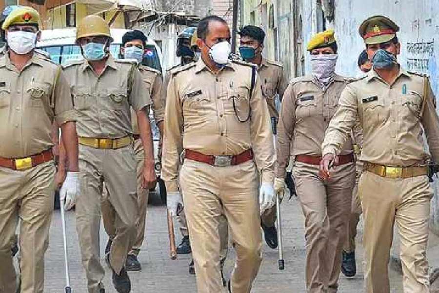 এক জন পুলিশ আধিকারিক সংবাদ সংস্থা পিটিআইকে জানিয়েছেন, পায়েলের বাবা-মা প্রায় ছ’মাস আগে আত্মহত্যা করেন।