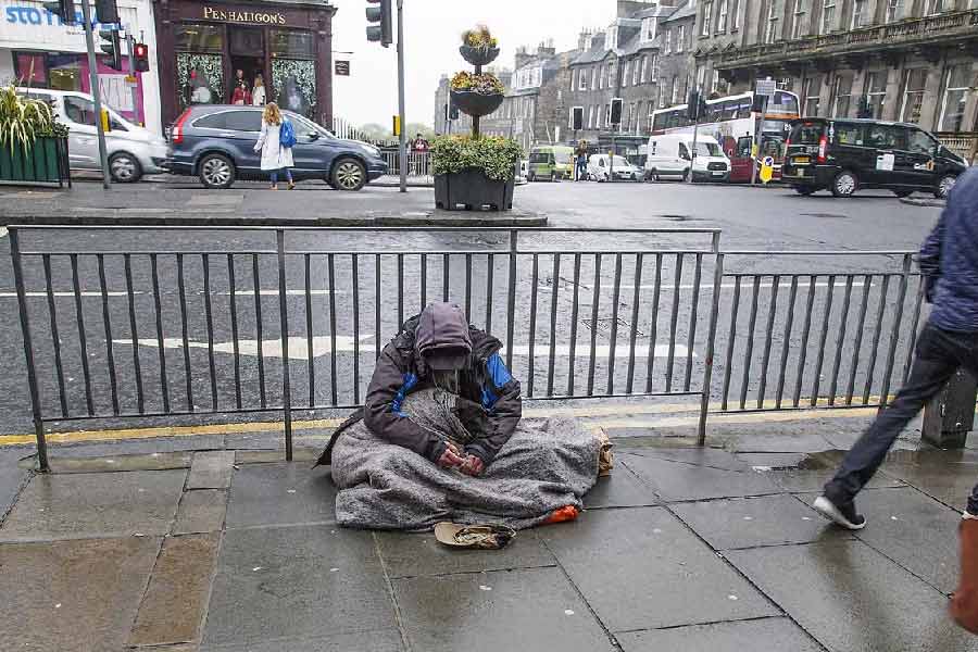 He lives on the pavement, while he earns more than lakhs of rupees per month by renting a house, the secret of a millionaire beggar