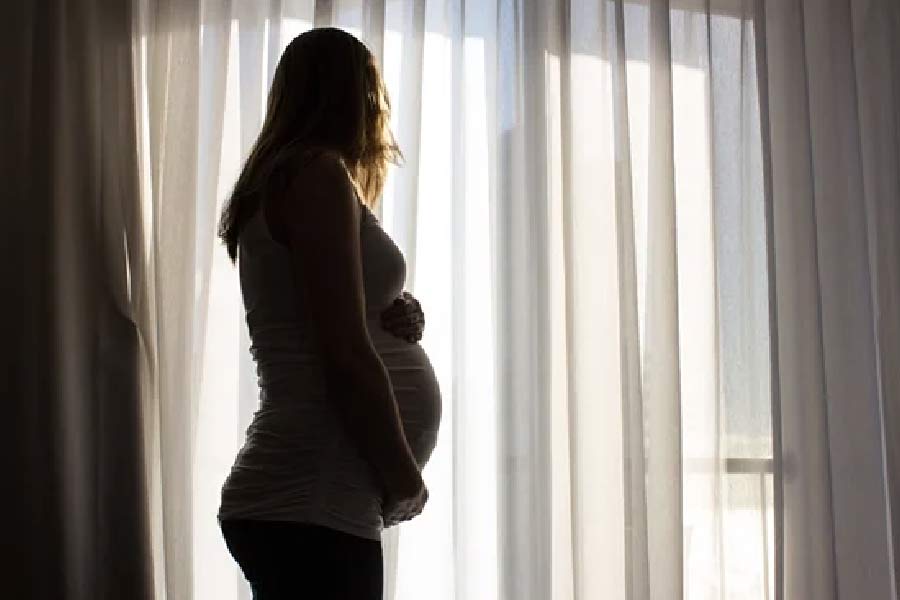 নির্দেশ দেওয়া হয়, যত তাড়াতাড়ি সম্ভব আইনি প্রক্রিয়া অনুযায়ী গর্ভপাতের ব্যবস্থা করে আদালতকে জানাতে।