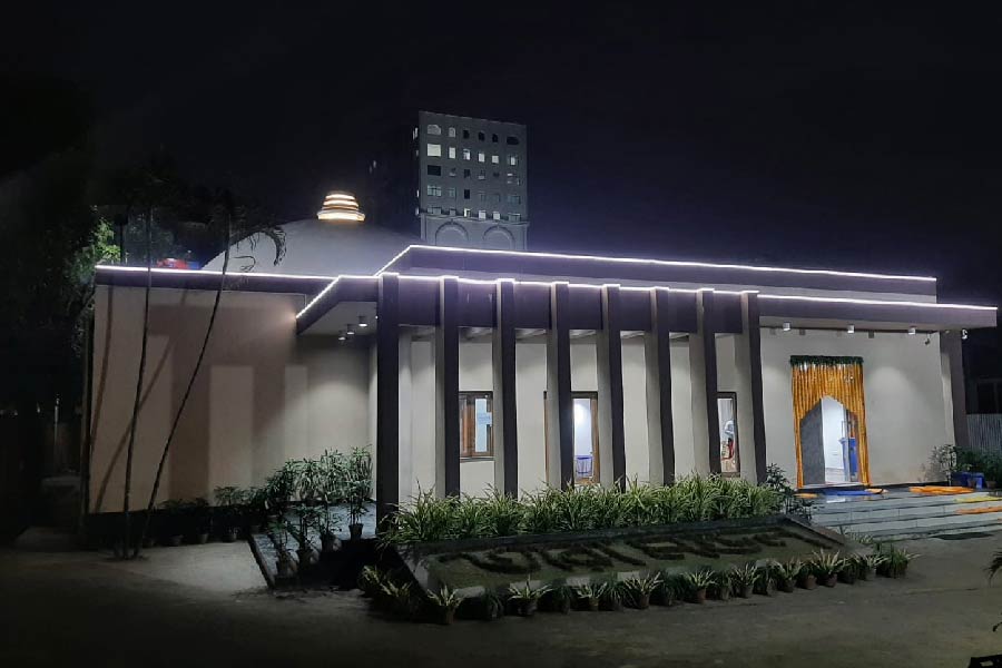 বড়দিনের ছুটির আগেই নতুন আকর্ষণ হাওড়ায়। শুক্রবার থেকে হাওড়ার শরৎ সদনে চালু হল দেশের প্রথম ত্রিমাত্রিক (থ্রি-ডি) তারামণ্ডল।