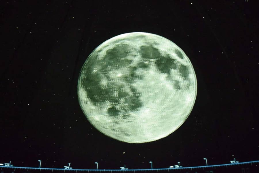 অবশেষে সেই প্রযুক্তিগত সমস্যা মেটানো হয়েছে। এর পর বৃহস্পতিবার এই তারামণ্ডলের উদ্বোধন করা হয়। থ্রি-ডি তারামণ্ডলের যাত্রা শুরুর দিনে একটি বিশেষ শোয়ের আয়োজন করা হয়েছিল। তবে আমজনতার জন্য এর দরজা খুলল শুক্রবার।