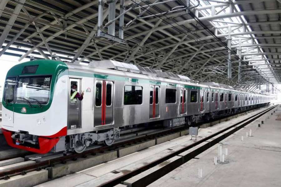 মেট্রো রেল পরিষেবার সঙ্গে যুক্ত সংস্থার তরফে জানানো হয়েছে, ঢাকার যাত্রীরা কিছুটা অভ্যস্ত হয়ে উঠলে এবং যাত্রীসংখ্যা বেড়ে গেলে দু’টি ট্রেনের মধ্যে সময়ের ব্যবধান ক্রমশ কমিয়ে আনা হবে।